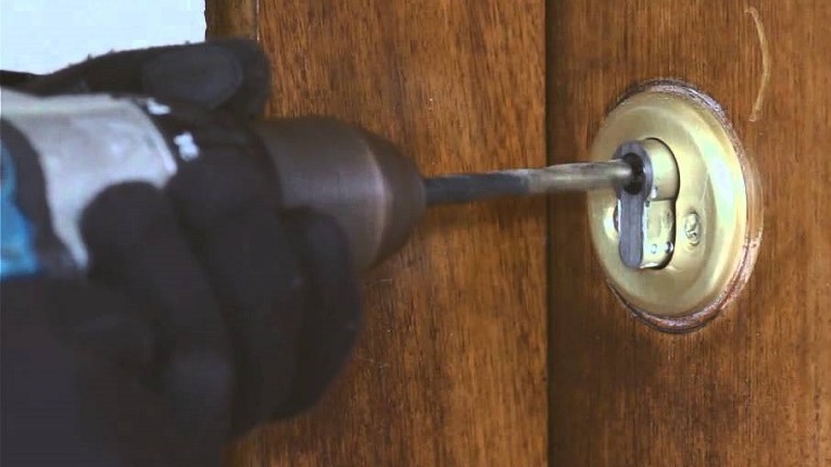 Cómo abrir una puerta sin llaves?